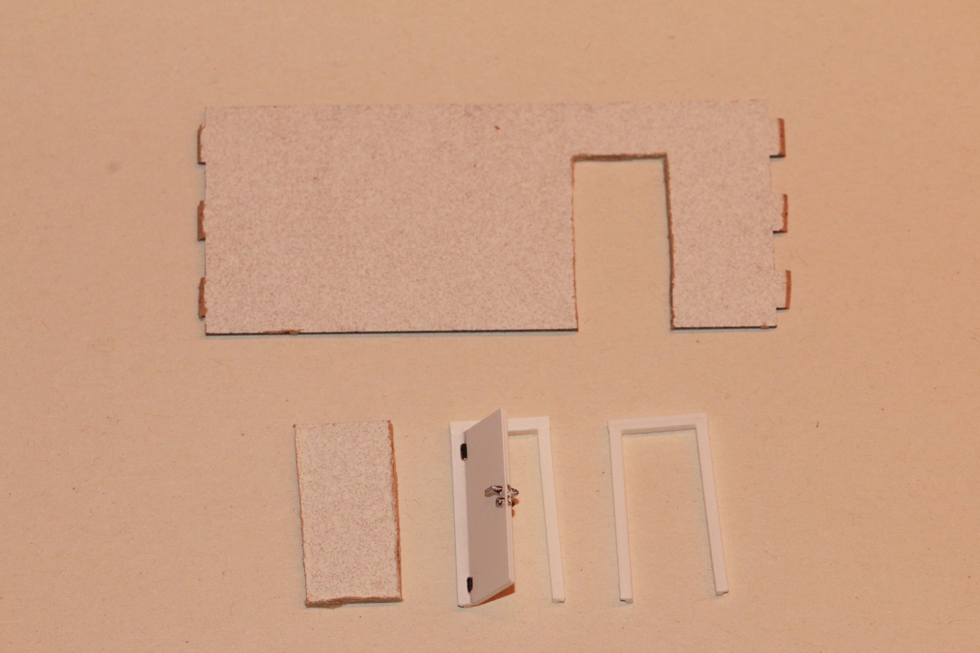 Einbaubeispiel DorrModellbau Türen für Zimmer in einem H0 Gebäude der KIBRI Serie Kubushäuser