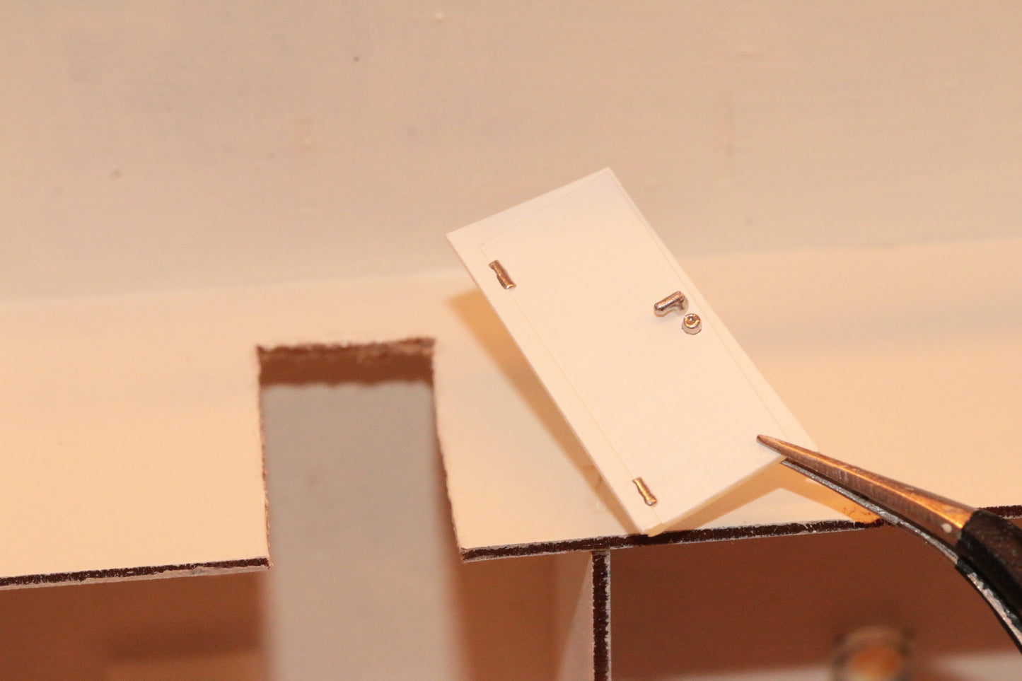 Einbau einer Tür von DorrModellbau in einen Lasercut Bausatz für ein Modellhaus im Maßstab H0