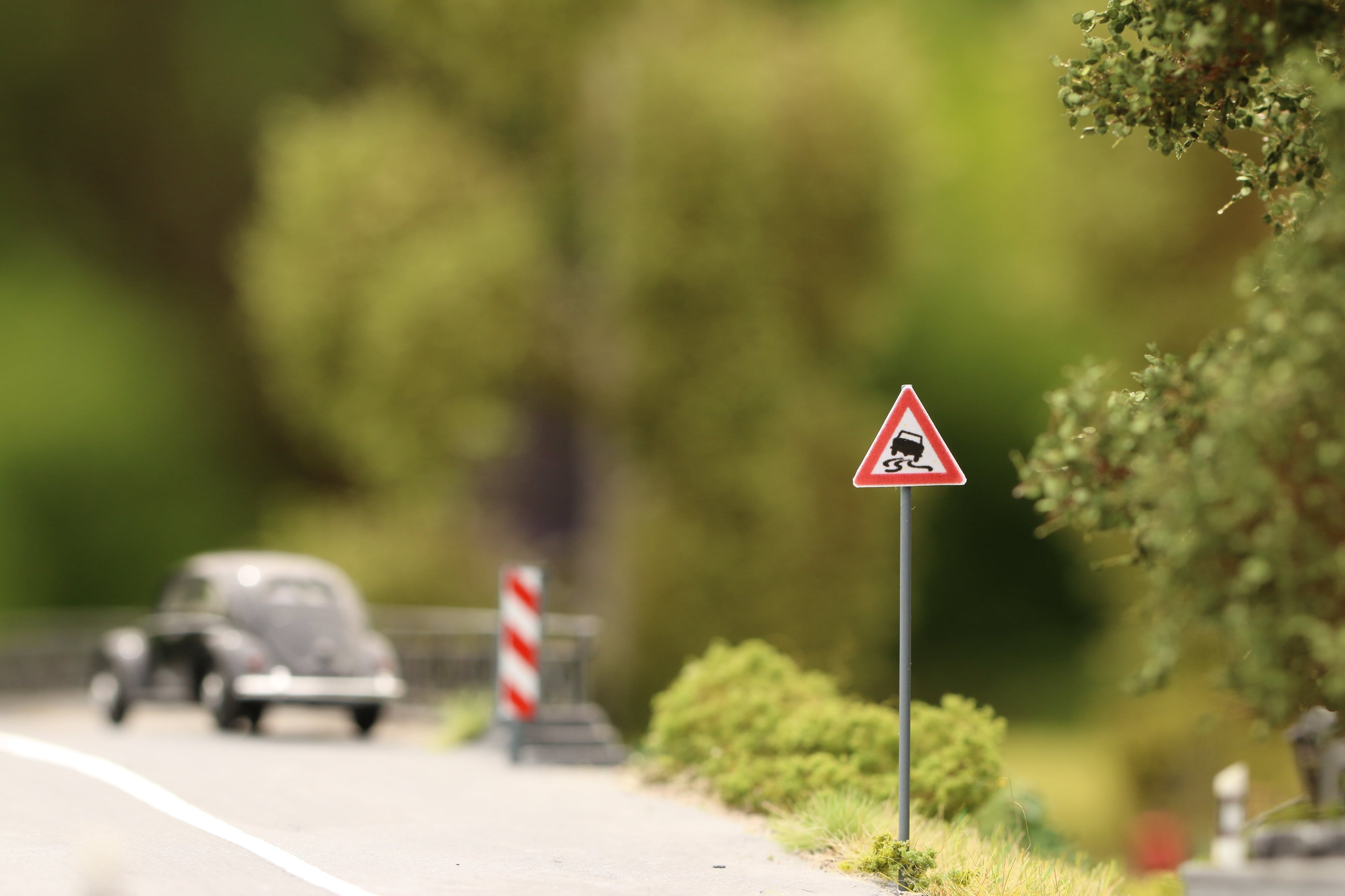 Maßstabsgetreuer Bausatz für Verkehrszeichen für Landstraßen von Dorr Modellbau in H0 1:87 Vorsicht Schleudergefahr