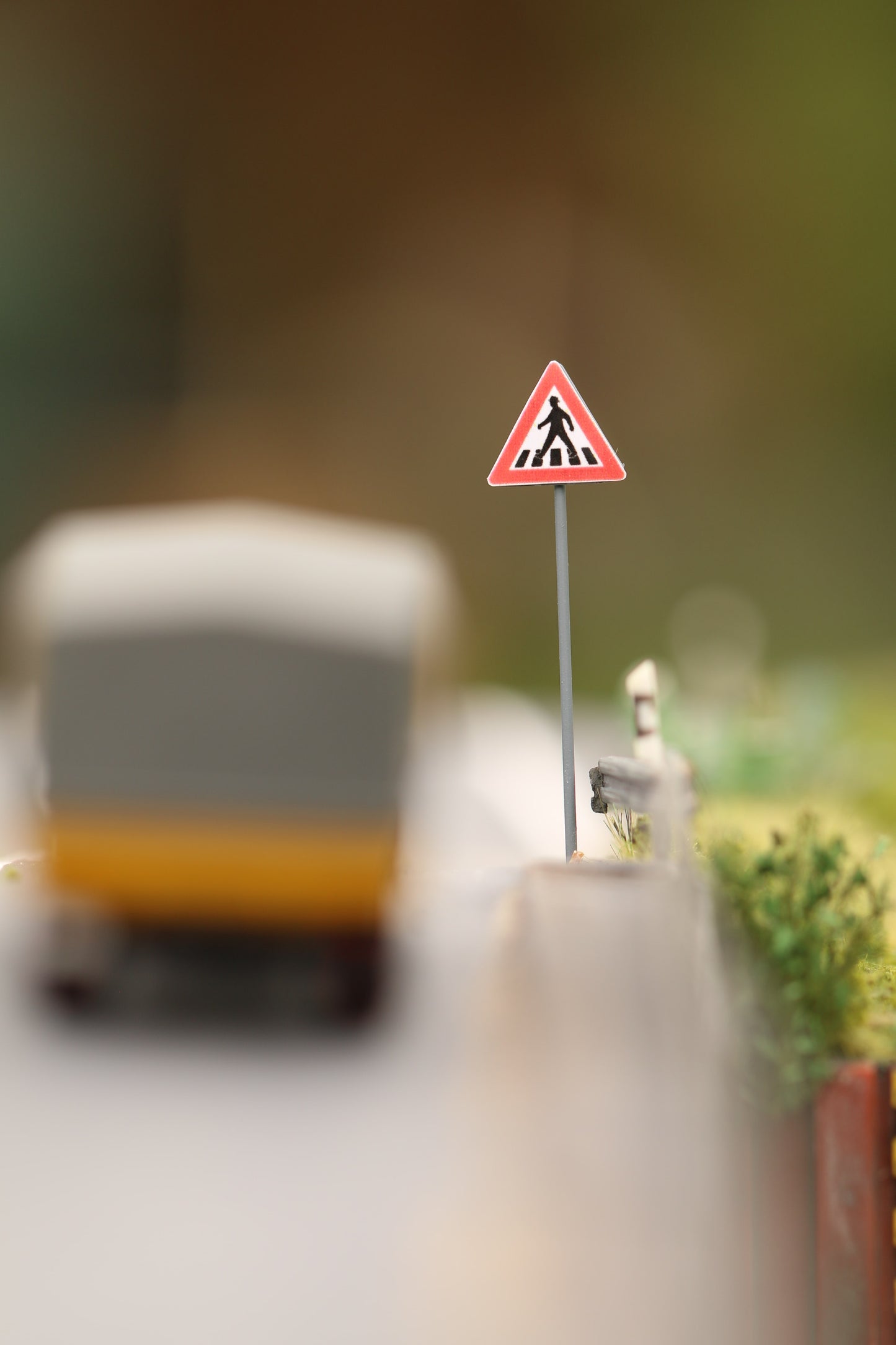 Maßstabsgetreue Verkehrszeichen Fussgängerüberweg für die Stadt vonn Dorr Modellbau in H0 1:87