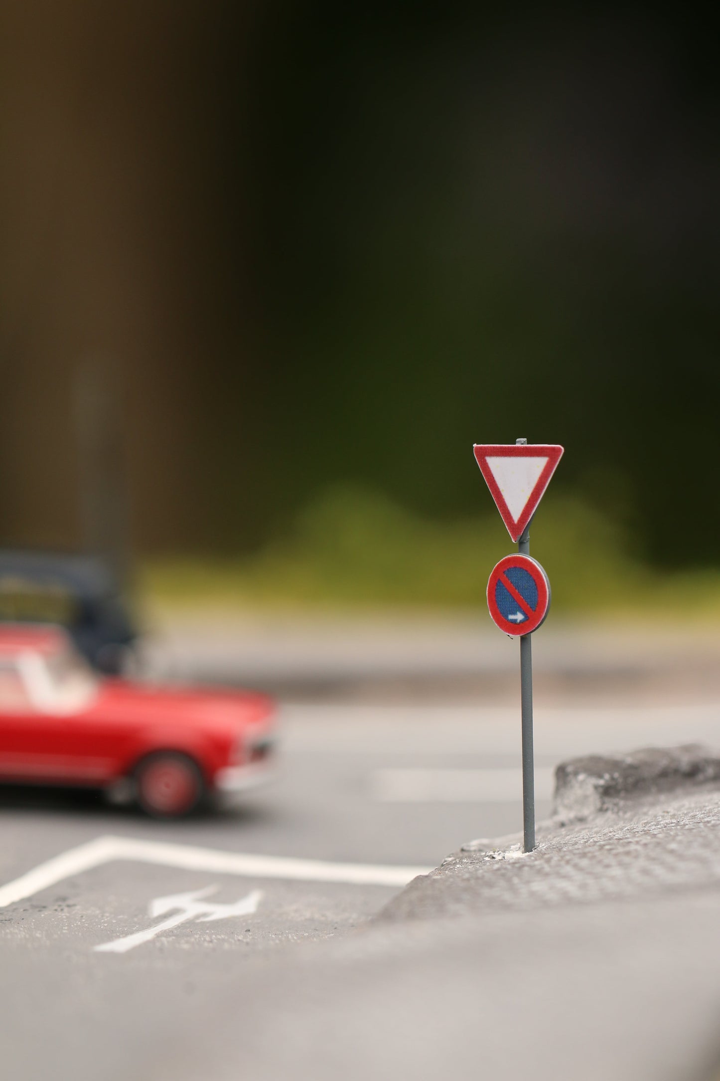 Maßstabsgetreue Verkehrszeichen Vorfahrt gewähren für die Stadt von Dorr Modellbau in H0 1:87