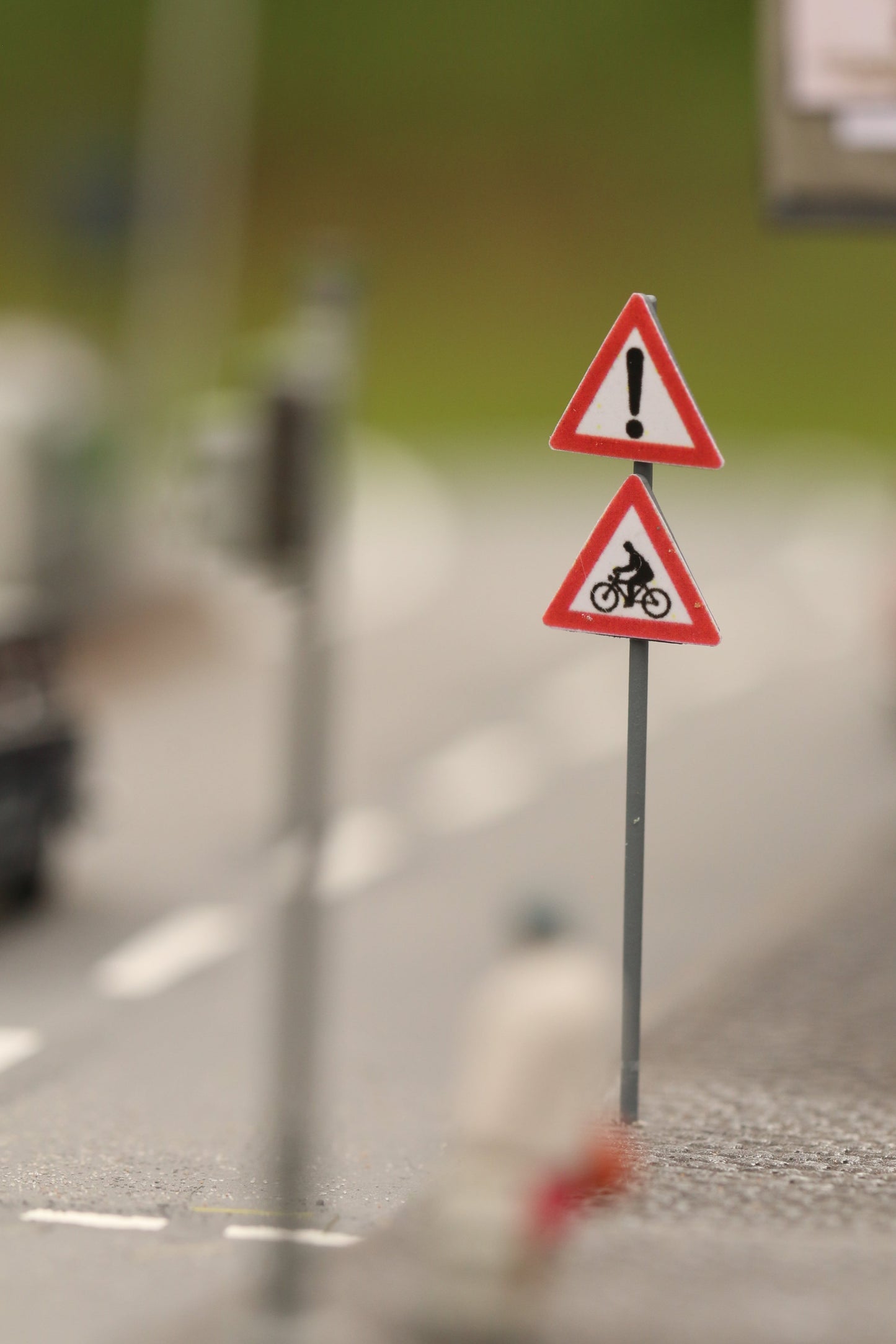Maßstabsgetreue Verkehrszeichen Vorsicht Fahrradfahrer für die Stadt von Dorr Modellbau in H0 1:87