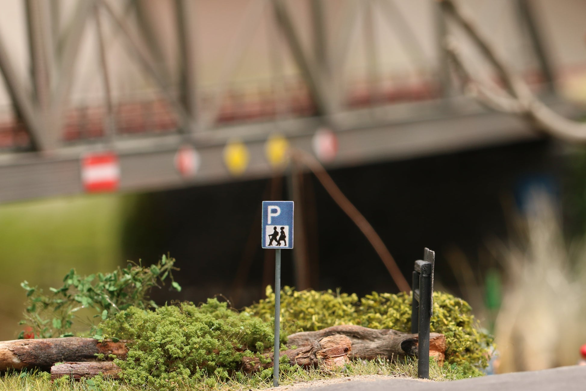 Maßstabsgetreuer Bausatz für Hinweiszeichen in H0 (1:87) von Dorr Modellbau Wanderparkplatz