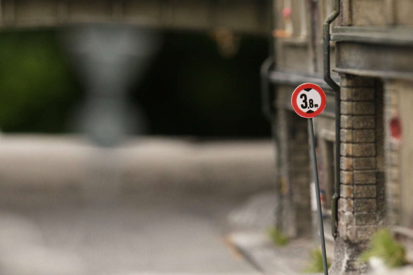 Maßstabsgetreuer Bausatz für runde Verkehrszeichen auf der Landstrasse in H0 (1:87) von Dorr Modellbau Höhenbeschränkung