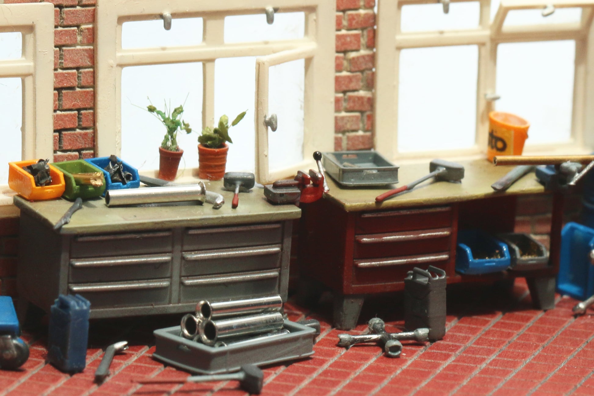 Maßstabsgetreuer Bausatz für Werkbänke  in H0 (1:87) von Dorr Modellbau Ausgestaltete Werkstatt