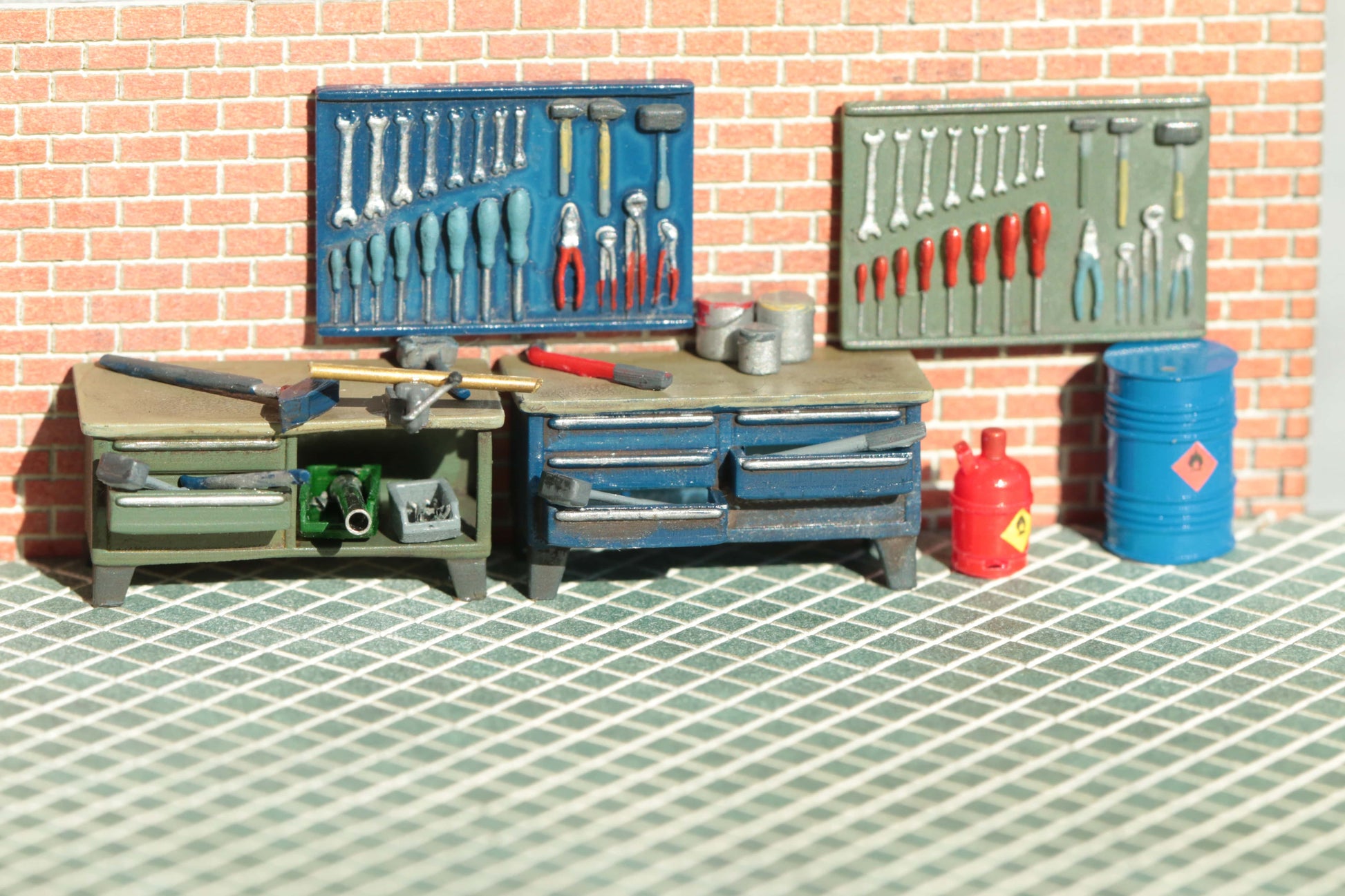 Dorr Modellbau Bausatz für ein detailliertes Set mit Werkzeugwand mit Schraubenschlüsseln Zangen und Schraubendrehern sowie filigranen Werkzeuge im Maßstab H0 1:87