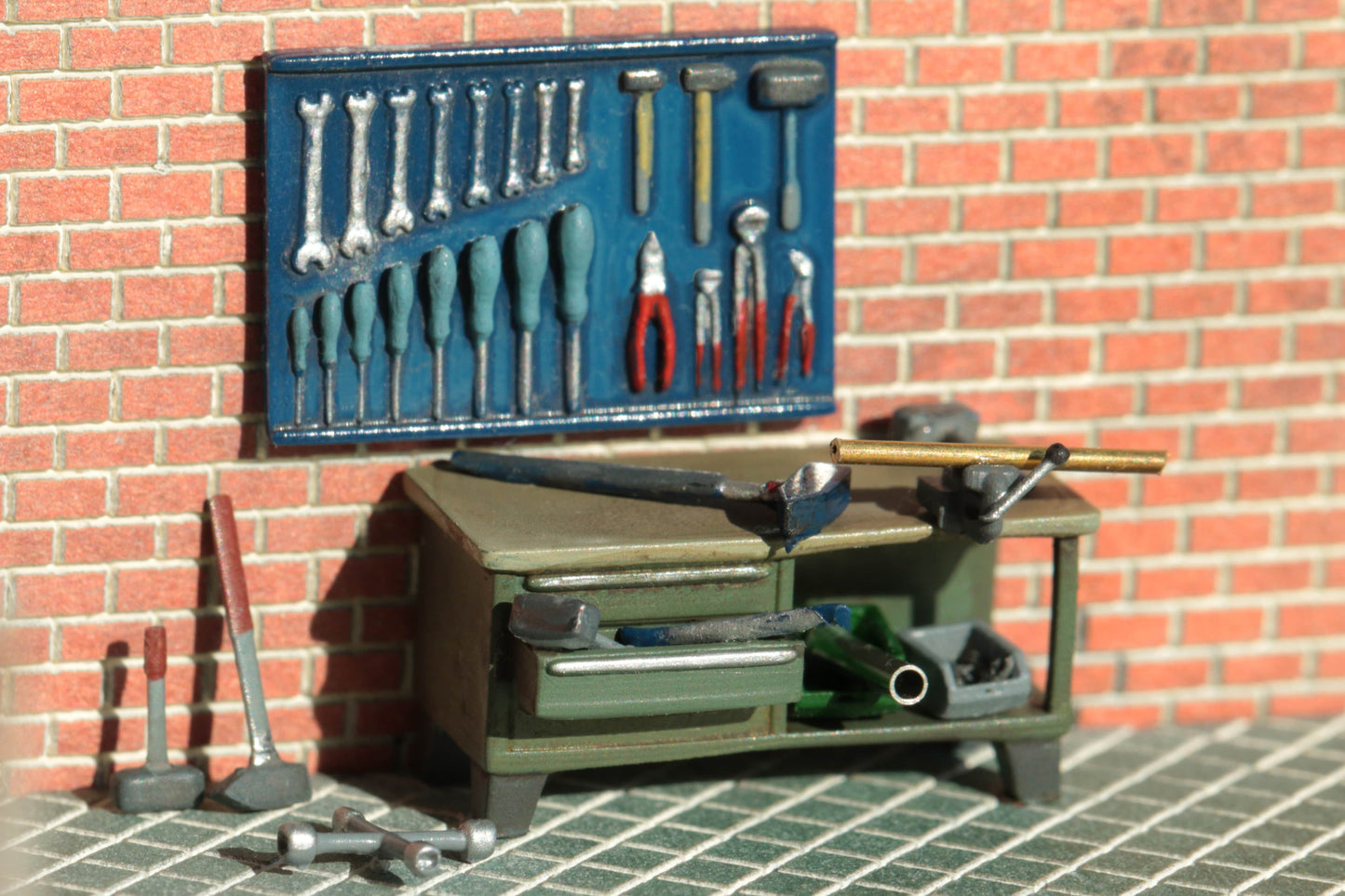 Maßstabsgetreuer Bausatz für Werkzeuge und eine sortierte Werkzeugwand in H0 (1:87) von Dorr Modellbau