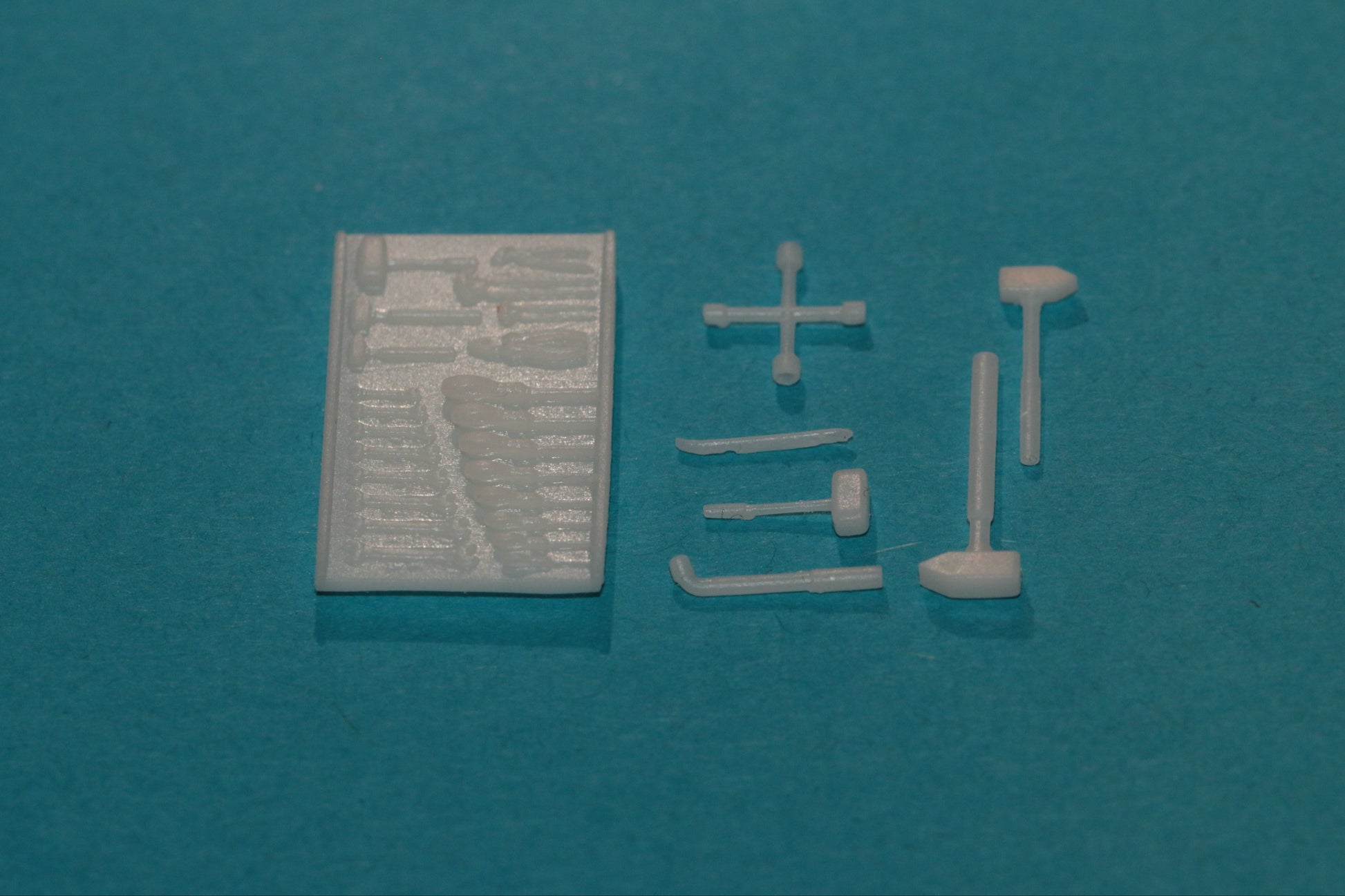 Lieferumfang des Dorr Modellbau Bausatz für ein detailliertes Set filigraner Werkzeuge im Maßstab Ho 1:87