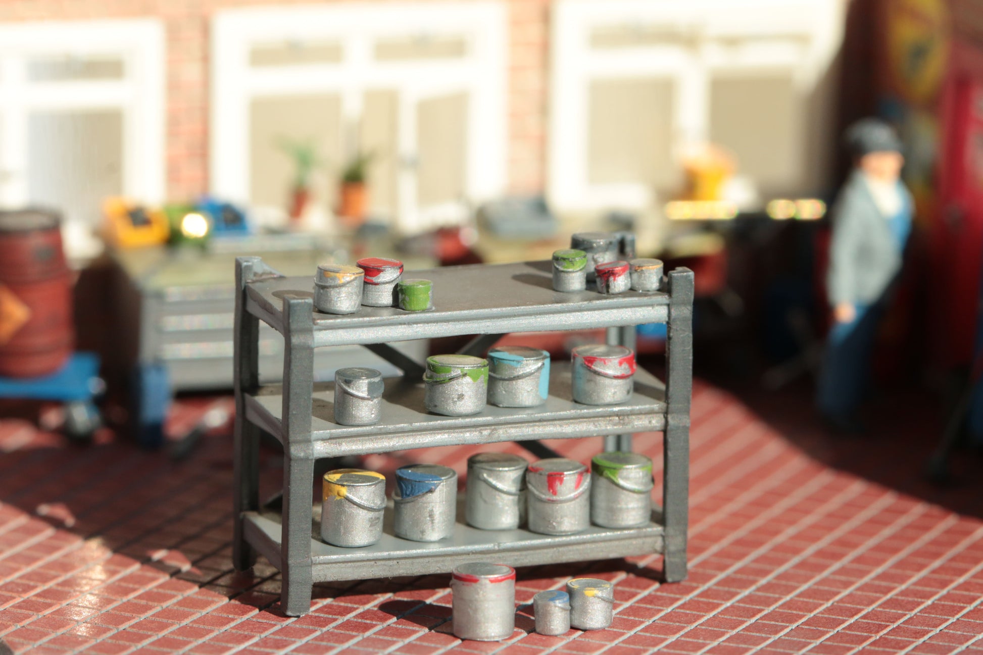 Lackdosen in H0 von DorrModellbau stehen in einer Werkstatt im Regal