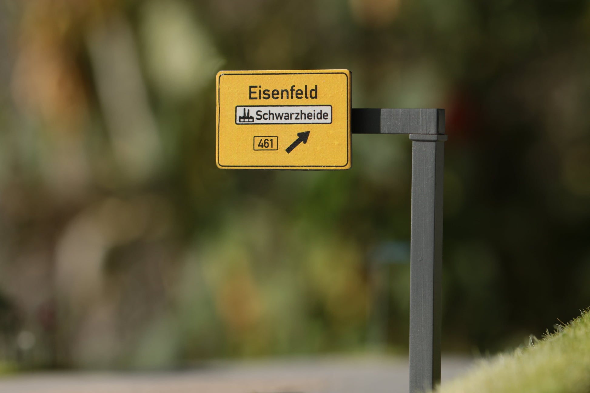 Schild an der Ausfahrt einer fiktiven Bundesstraße - H0-Modell von DorrModellbau