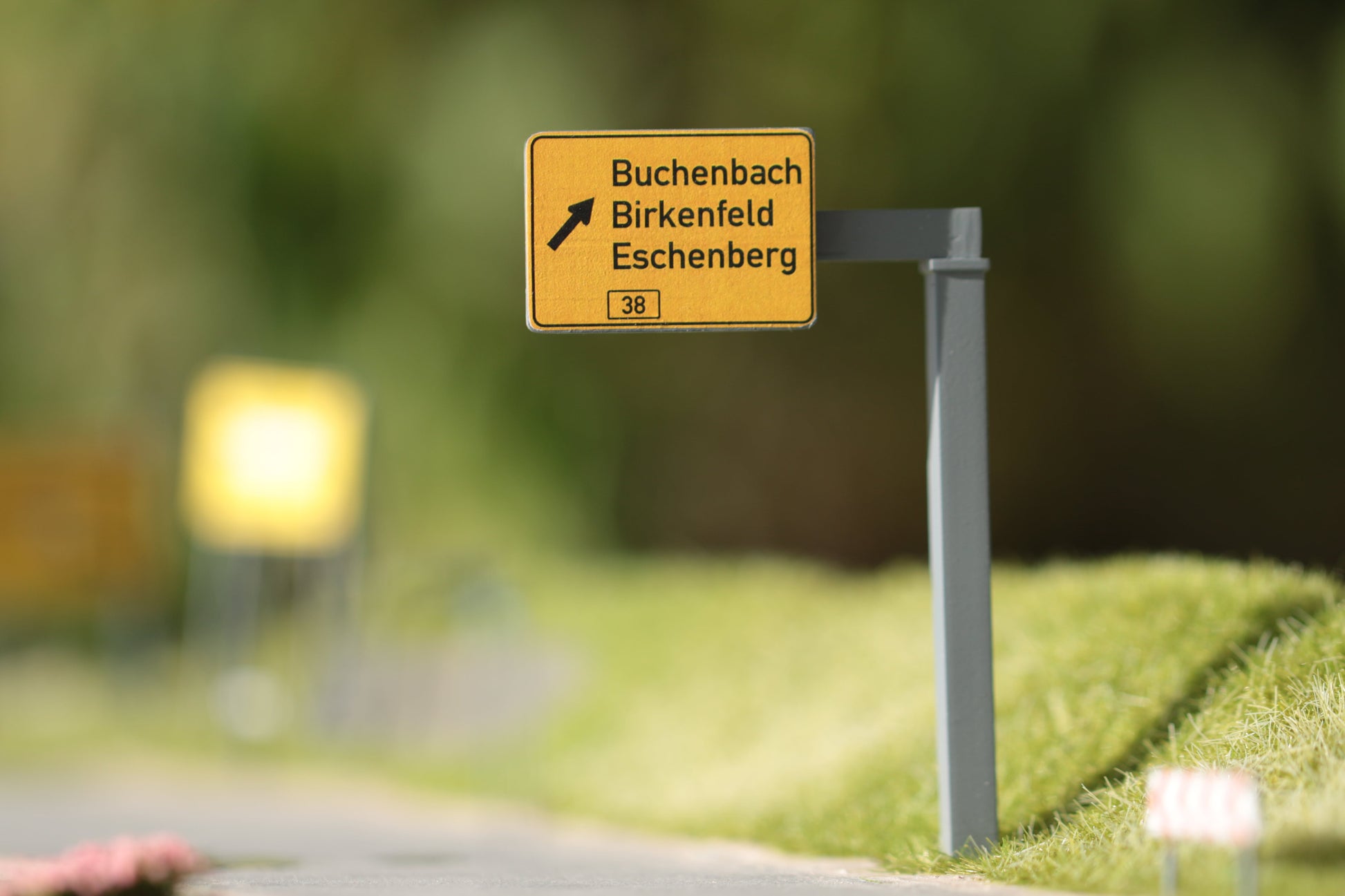 Schild an der Ausfahrt einer Bundesstraße - H0-Modell von DorrModellbau
