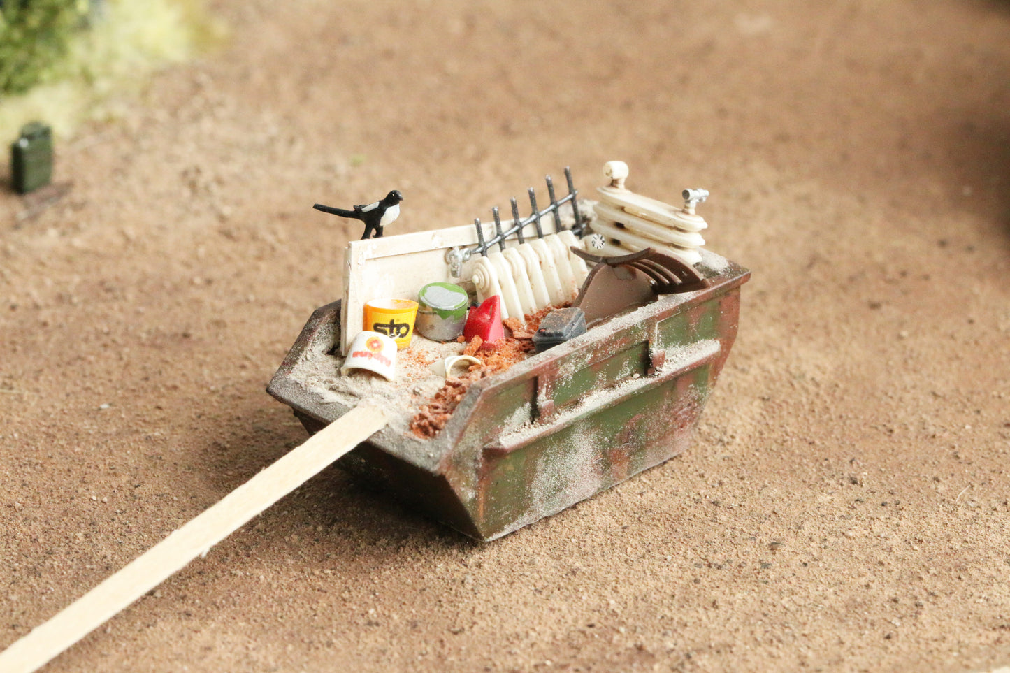 Absetzmulde von Dorr Modellbau - als Container mit Bauschutt im Maßstab 1:87 H0