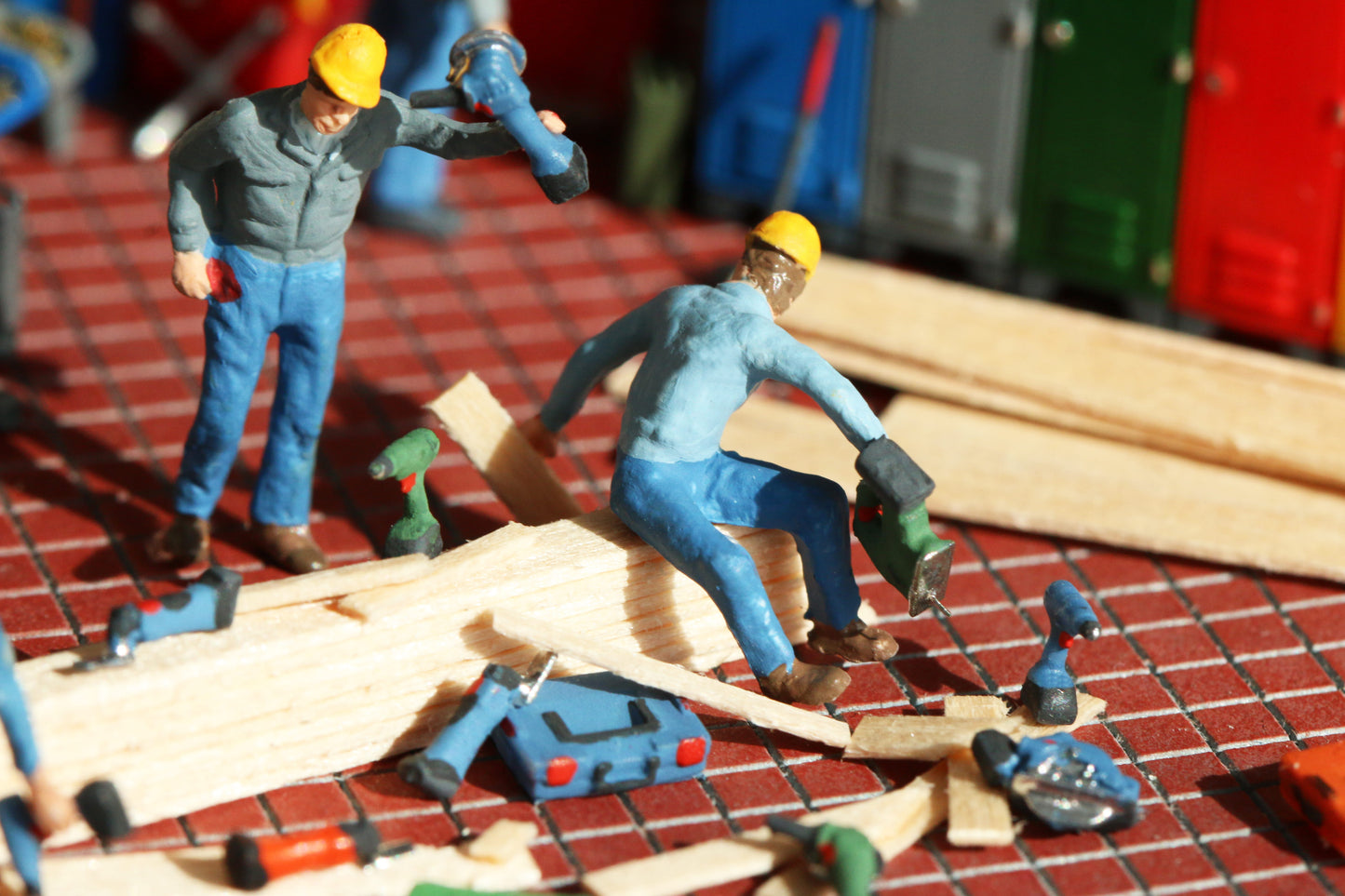 Baustellen-Szene mit Akku Werkzeugen von Dorr Modellbau im Maßstab Ho 1:87