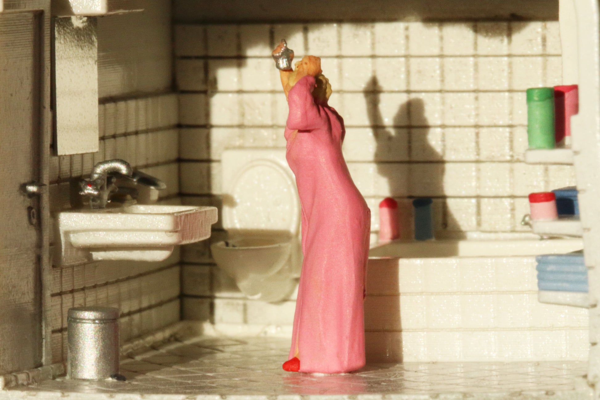 Einblick in ein Badezimmer mit einer Frau mit Haarspray von DorrModellbau im Maßstab H0