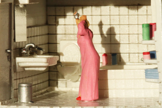 Einblick in ein Badezimmer mit einer Frau mit Haarspray von DorrModellbau im Maßstab H0