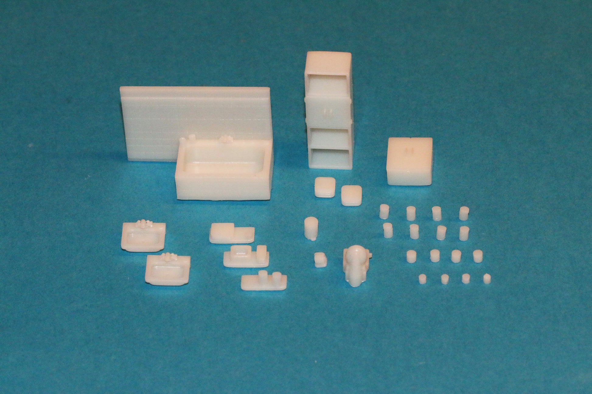 Lieferumfang des 29-teiligen Sets für das DorrModellbau Badezimmer in einem  Modellgebäude.