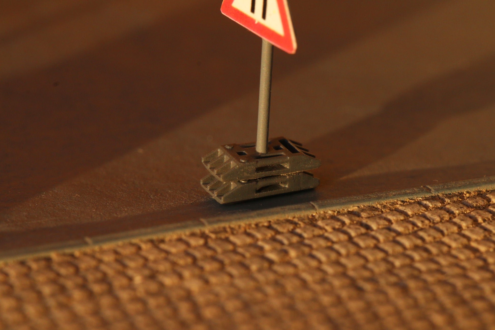 Verkehrszeichen für Baustellen mit typischen Fußplatten von DorrModellbau im Maßstab H0 1:87