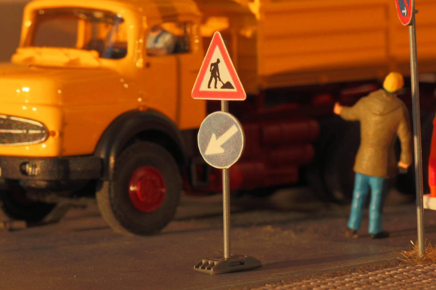 Verkehrszeichen für Baustellen von DorrModellbau im Maßstab H0 1:87 im romantischen Abendlicht.