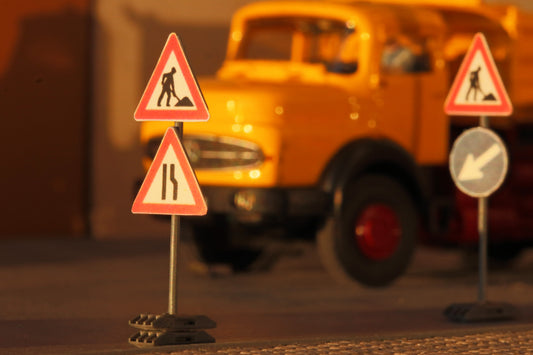 Verkehrszeichen für Baustellen von DorrModellbau im Maßstab H0 1:87 im romantischen Abendlicht.