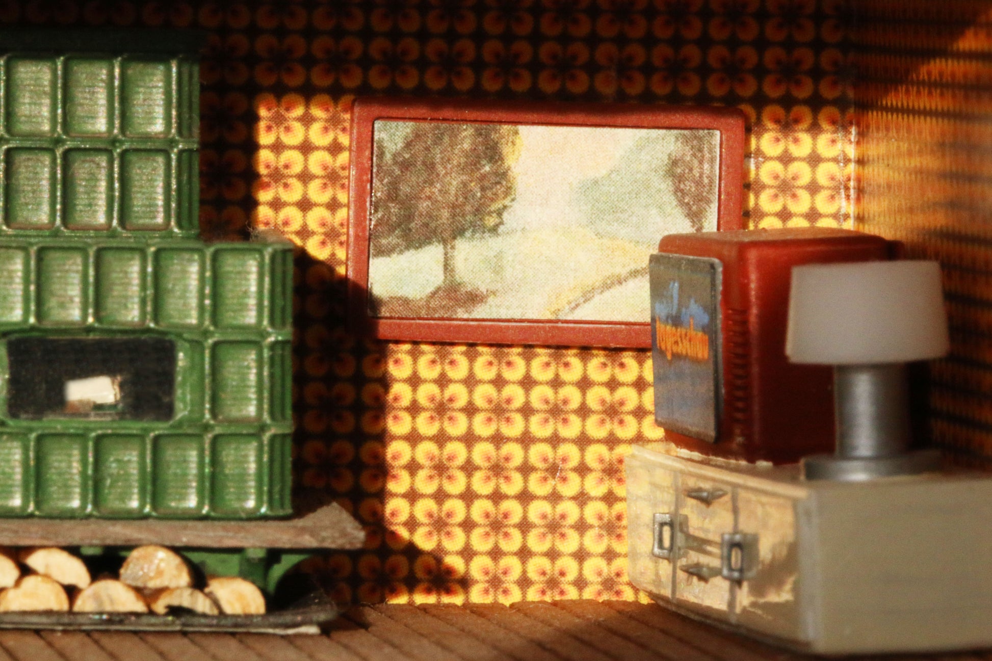 Bilderrahmen und Wohnzimmereinrichtung von Dorr Modellbau in einem H0 Gebäude