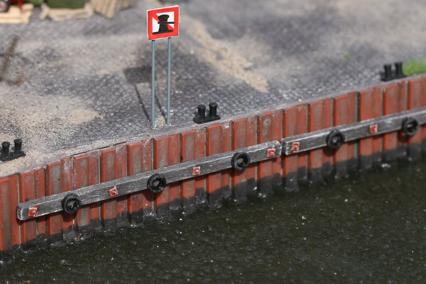 Maßstabsgetreuer Bausatz für die Ausgestaltung von Binnenschifffahrtswegen in H0 (1:87)  von Dorr Modellbau Festmachen verboten