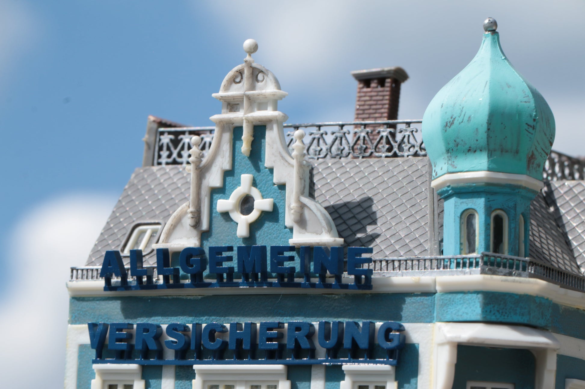 Buchstaben von DorrModellbau an einer Hausfassade - Werbung für eine fiktive Versicherung