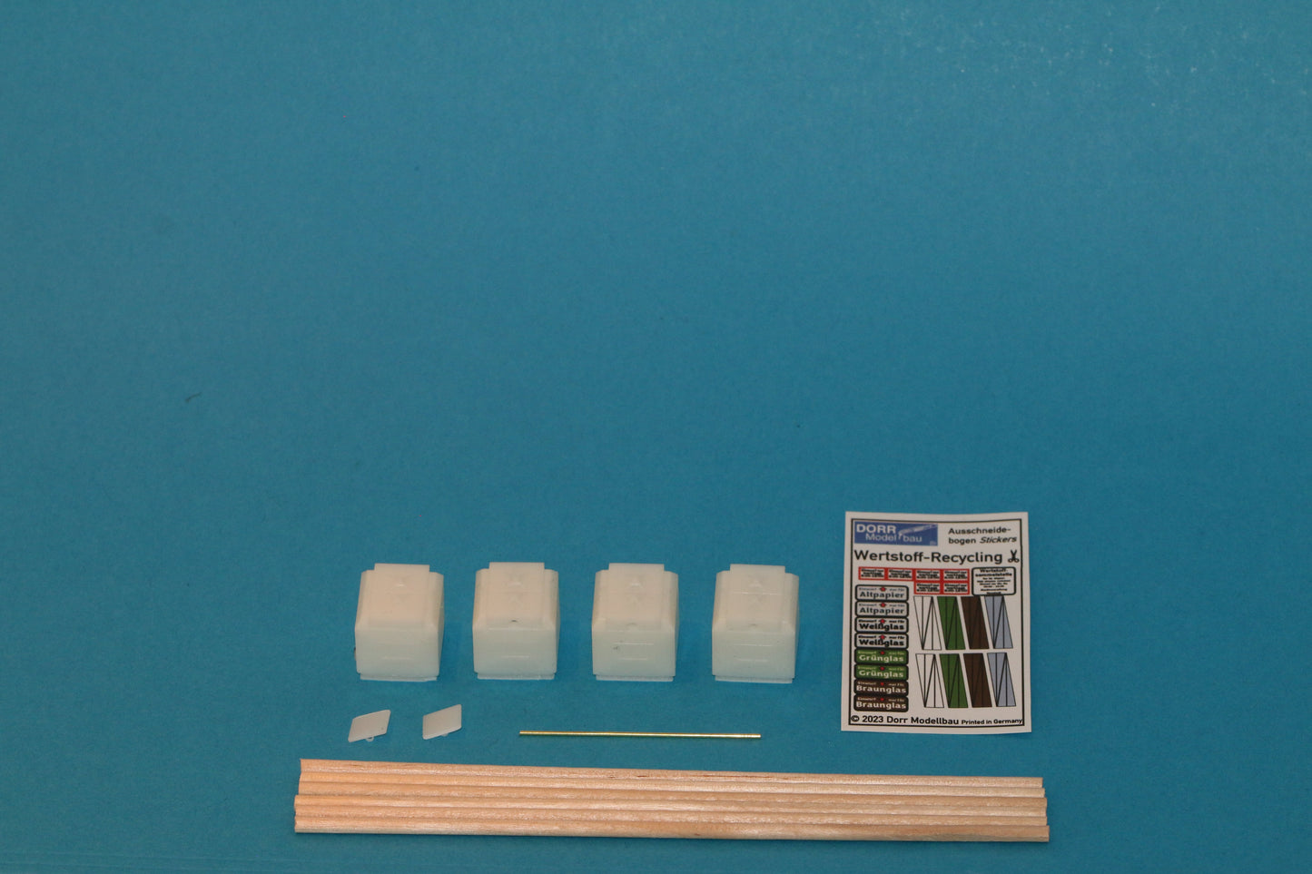 Maßstabsgetreuer Bausatz für eine kleine Wertstoffsammelstelle mit Glas- und Altpapiercontainern in H0 (1:87) Lieferumfang