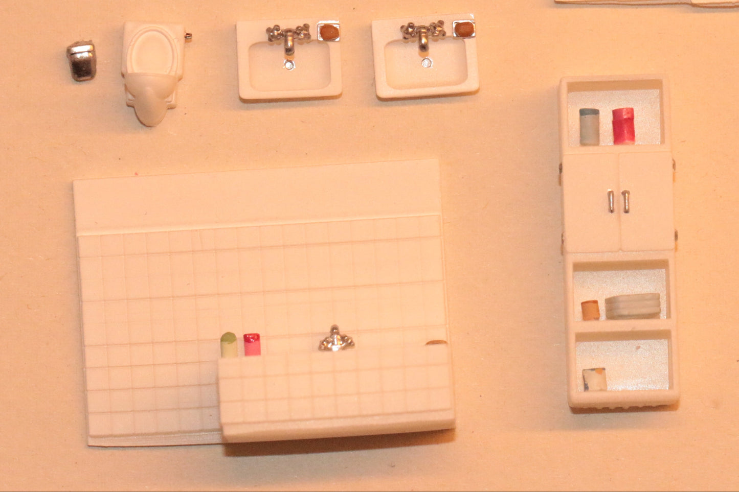 Zahlreiche Details machen das DorrModellbau Badezimmer zu einem echten Hingucker im Modellgebäude.