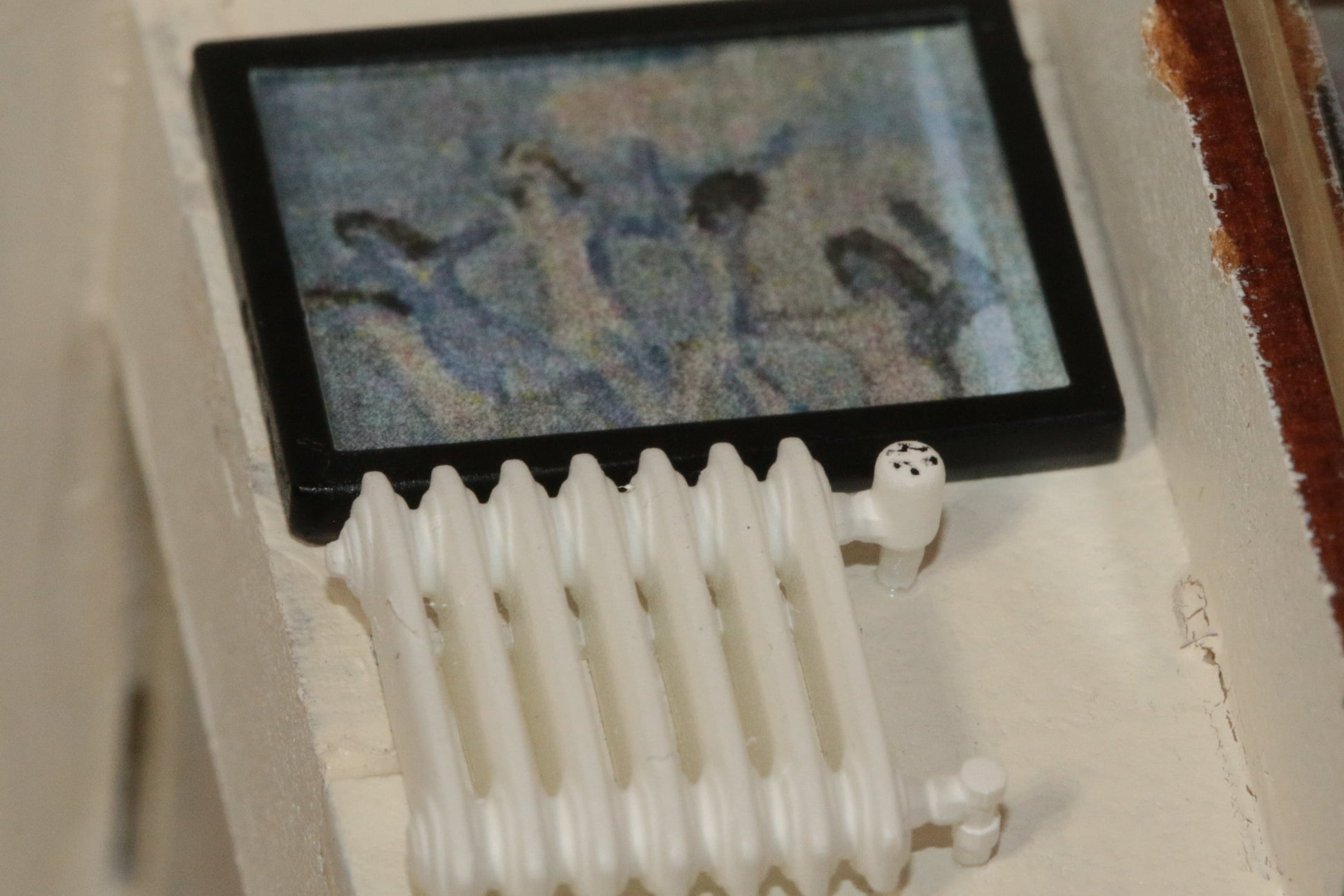 DorrModellbau Bilderrahmen mit Kunstwerk und Heizkörper - eingebaut in eine Modellgebäude im Maßstab H0