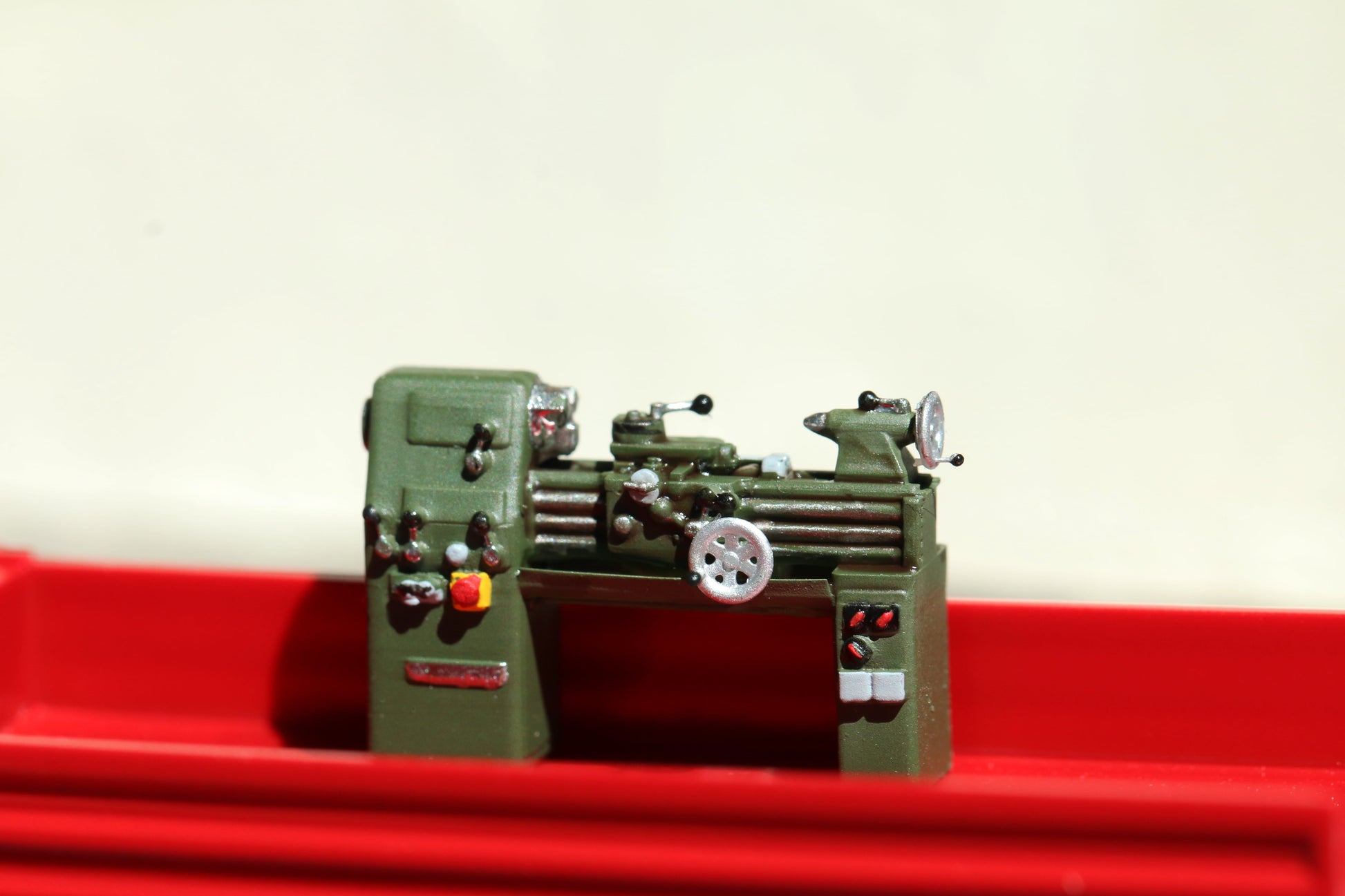 Drehbank von Dorr Modellbau im Maßstab H0 1:87 als Ladegut auf einem Anhänger