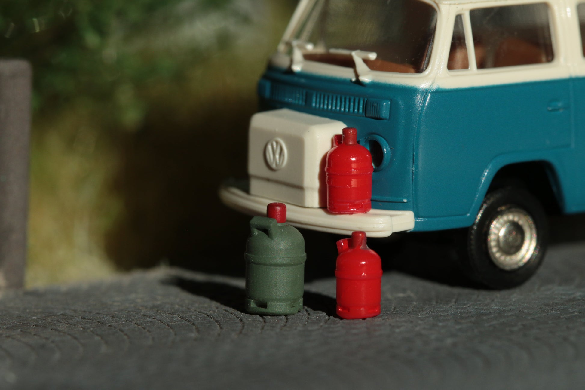 DorrModellbau Gasflaschen in der 11kg und 5kg Variante stehen auf einem VW T2 Westfalia Bus