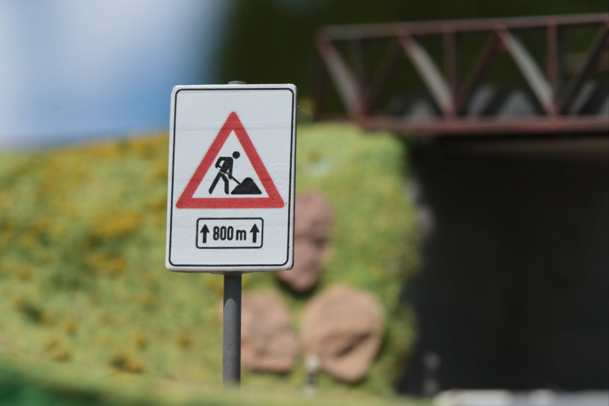 Schild für eine Gefahrenstelle mit Baustelle von DorrModellbau im Maßstab H0 1:87