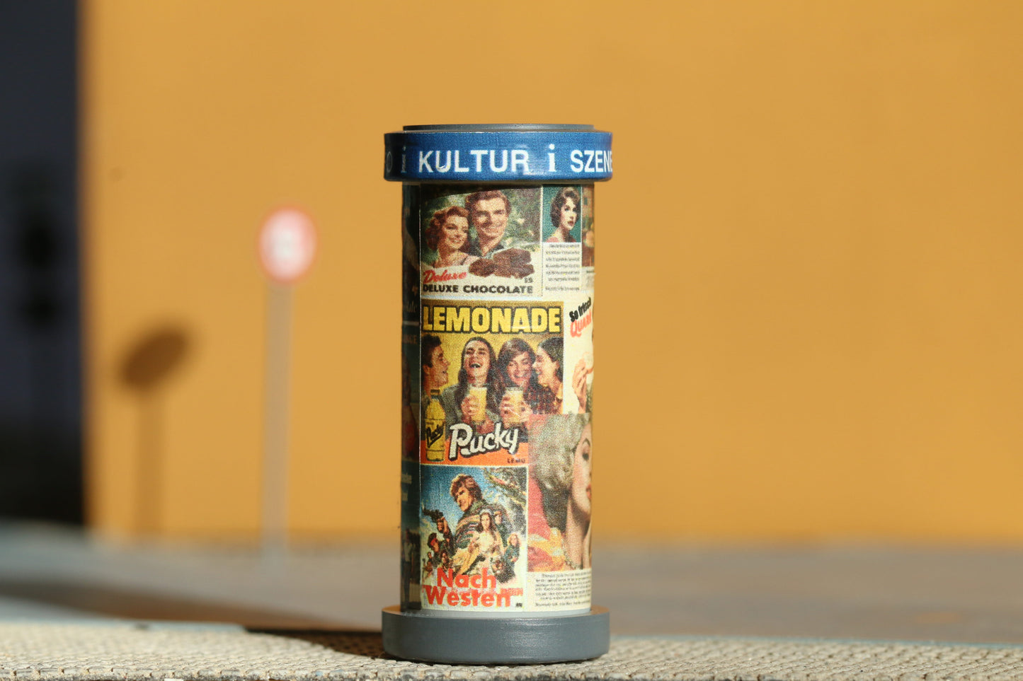 Litfasssäule mit 50er Jahre - Plakaten von DorrModellbau auf einer Modellbahnanlage