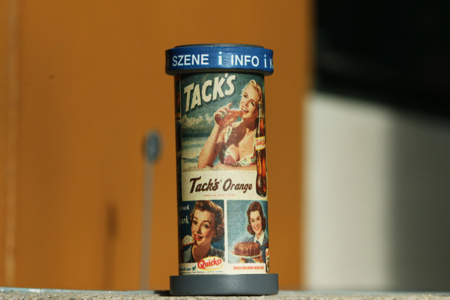 Litfasssäule mit 60er Jahre - Plakaten von DorrModellbau auf einer Modellbahnanlage