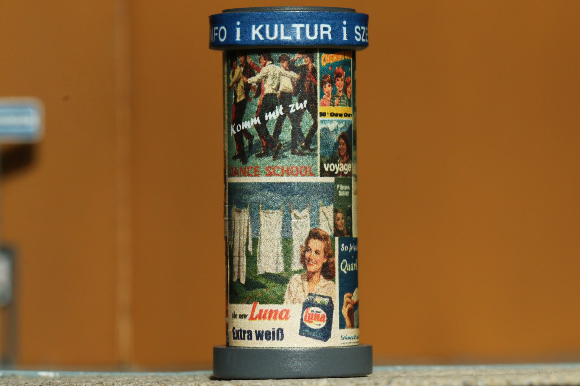 Litfasssäule mit 60er Jahre - Plakaten von DorrModellbau auf einer Modellbahnanlage