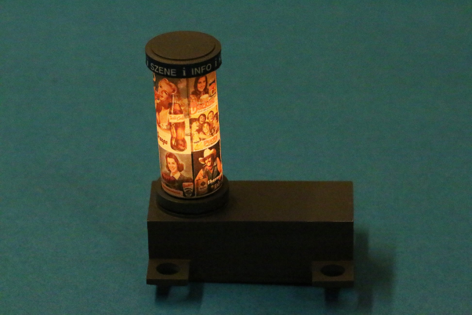 Lieferumfang Litfasssäule mit 60er Jahre - Plakaten von DorrModellbau