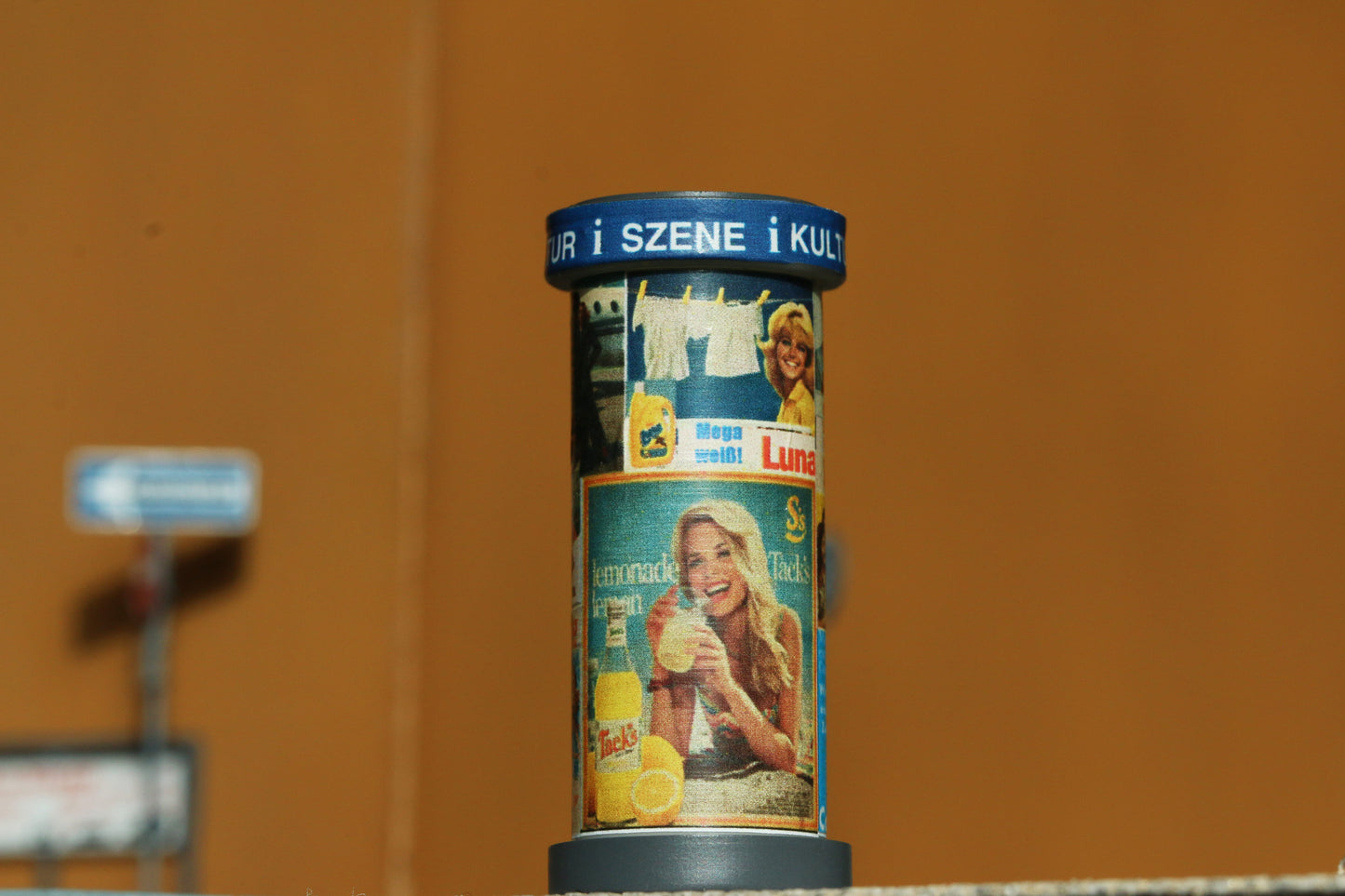 Litfasssäule mit 70er Jahre - Plakaten von DorrModellbau auf einer Modellbahnanlage