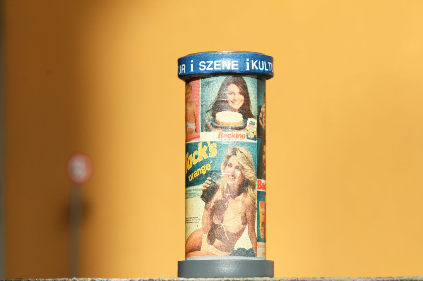 Litfasssäule mit 80er Jahre - Plakaten von DorrModellbau auf einer Modellbahnanlage