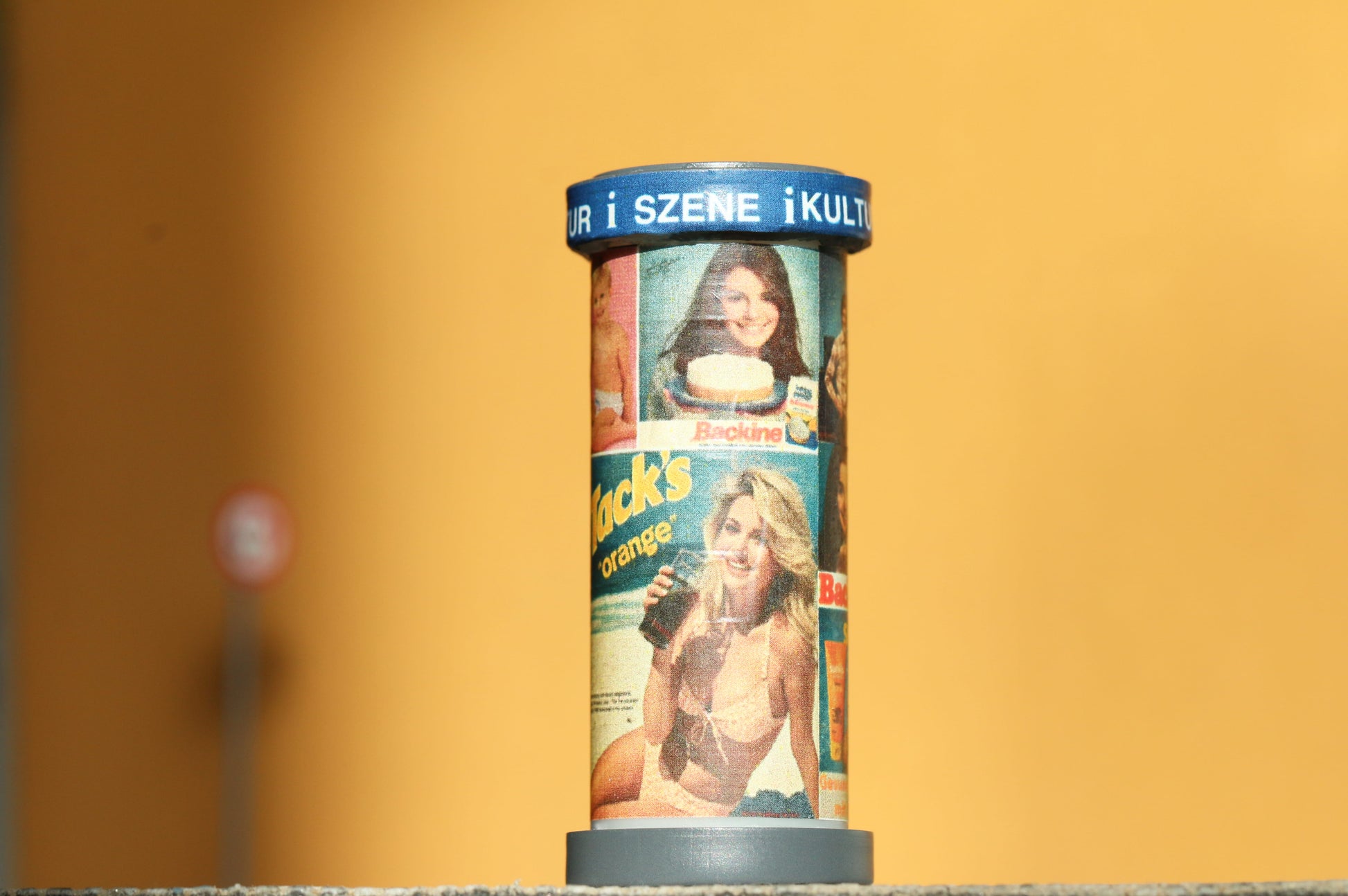 Litfasssäule mit 80er Jahre - Plakaten von DorrModellbau auf einer Modellbahnanlage