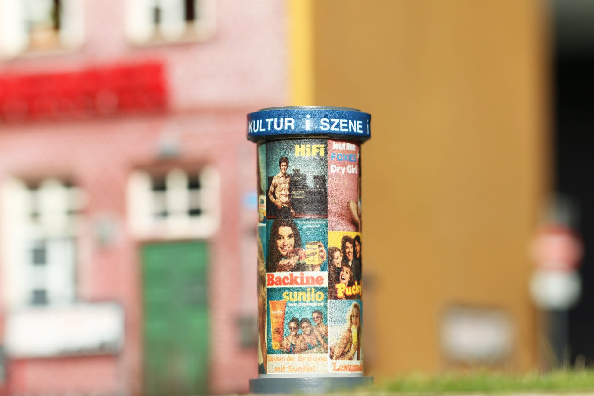 Litfasssäule mit 80er Jahre - Plakaten von DorrModellbau auf einer Modellbahnanlage