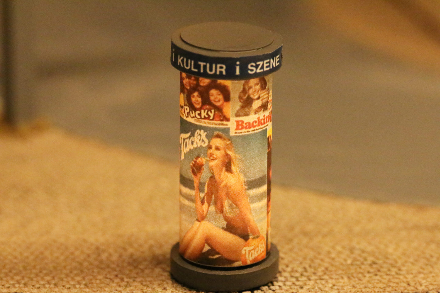 Litfasssäule mit 90er Jahre - Plakaten von DorrModellbau auf einer Modellbahnanlage