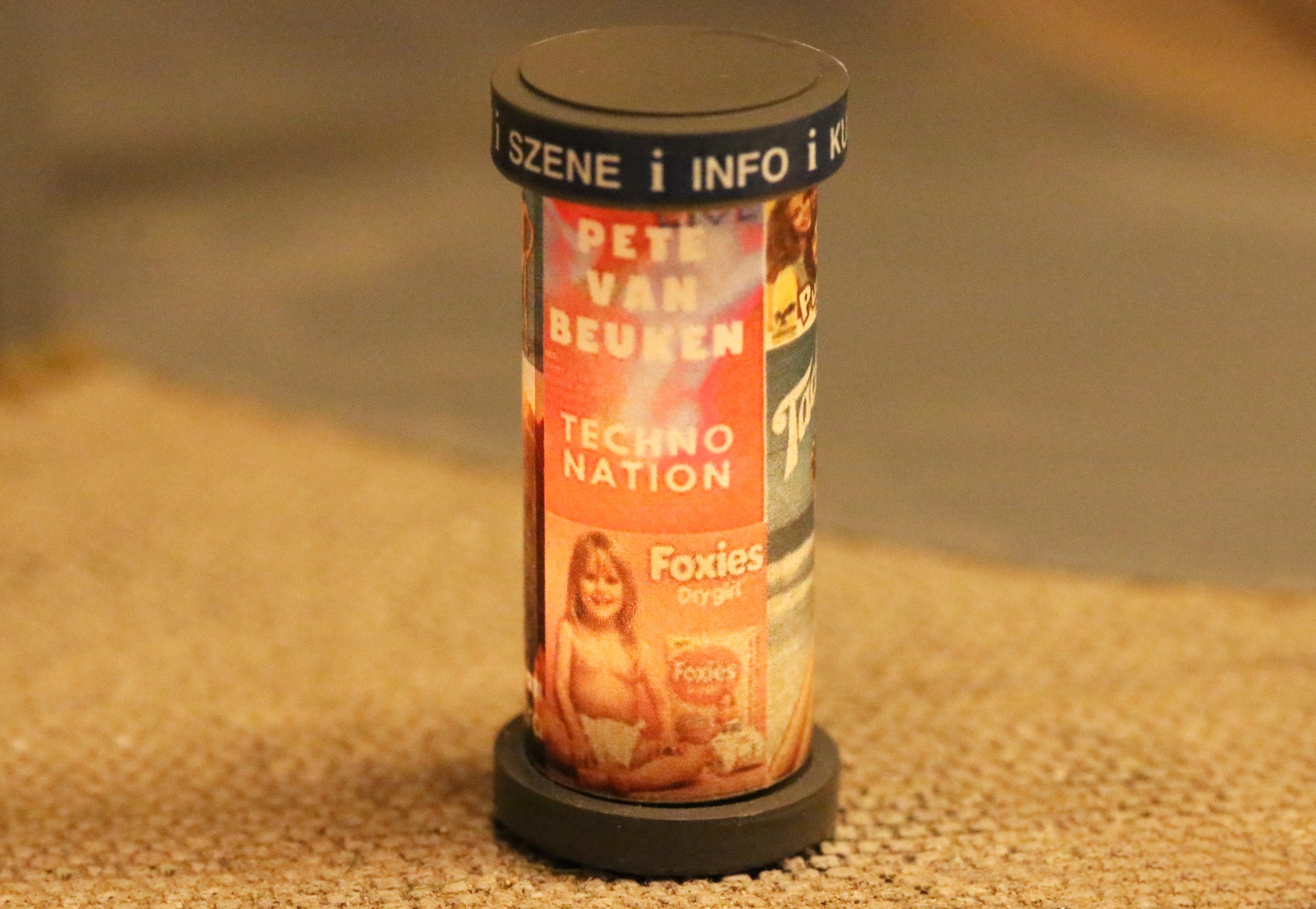 Litfasssäule mit 90er Jahre - Plakaten von DorrModellbau auf einer Modellbahnanlage