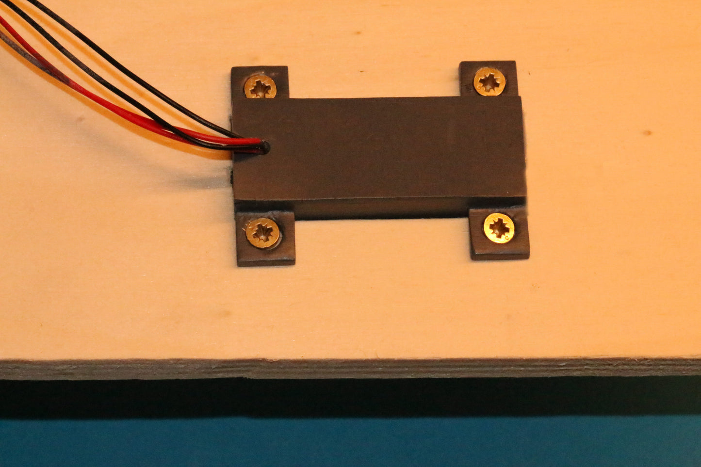 DorrModellbau Litfasssaeule mit Befestigung auf der Unterseite zum Schrauben