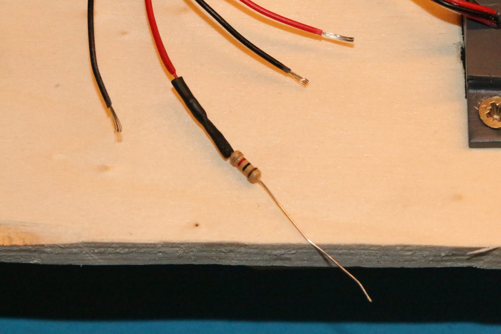 DorrModellbau Litfasssaeule mit Anschlusskabeln für 9-12V Gleichstrom