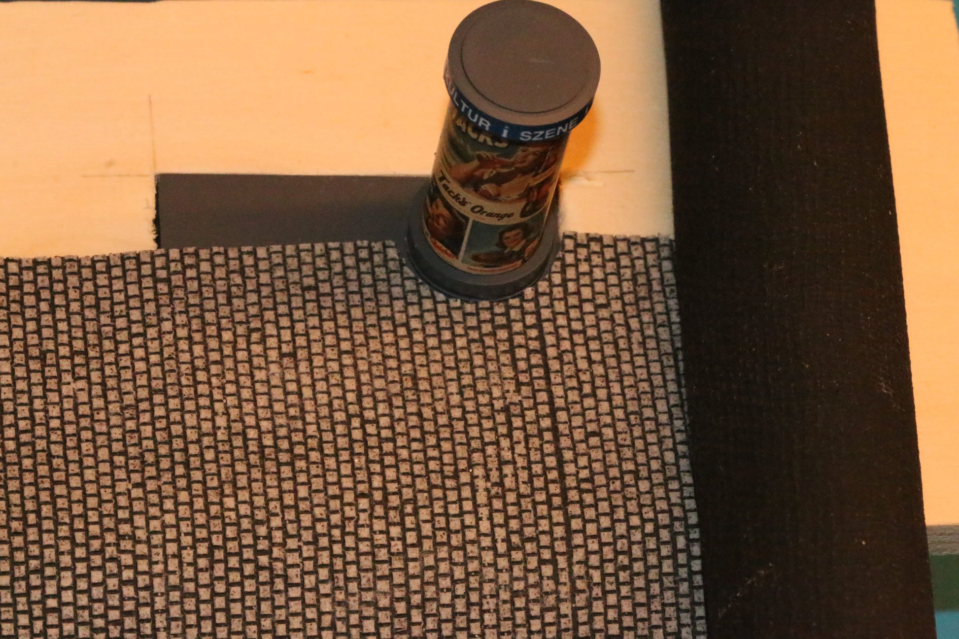 DorrModellbau Litfasssaeule zum nahtlosen Einbau mit Struktur-Folie mit Pflastersteinen