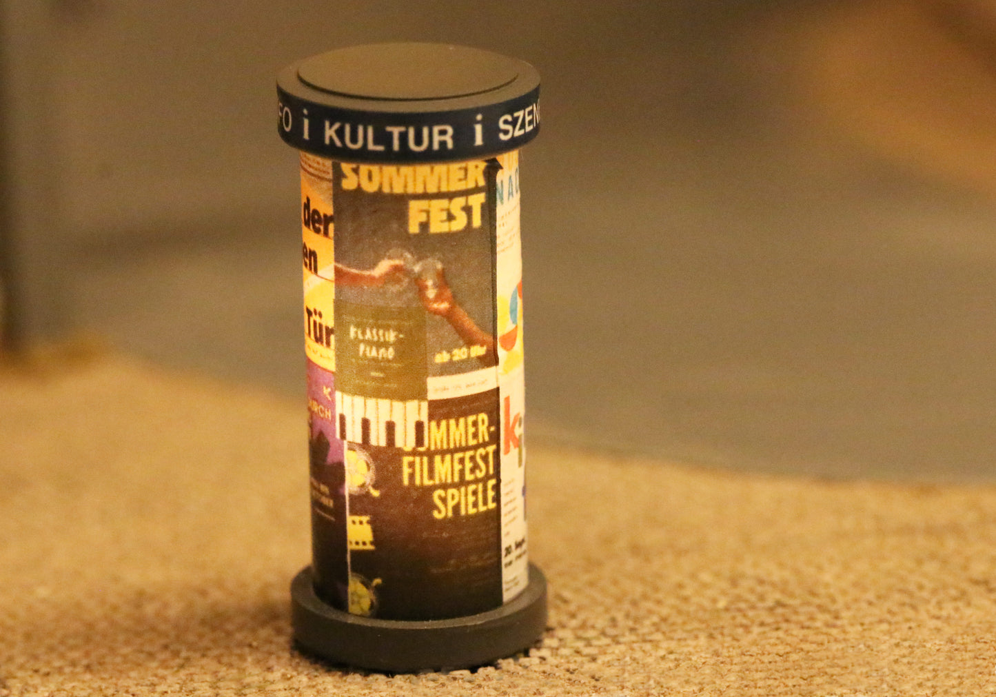 Litfasssäule mit Kunst und Kultur - Plakaten von DorrModellbau auf einer Modellbahnanlage