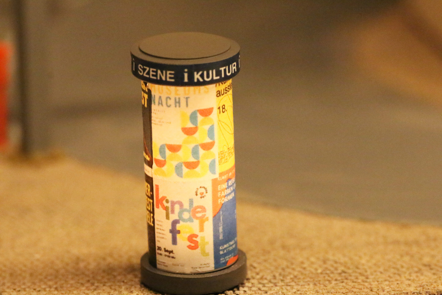 Litfasssäule mit Kunst und Kultur - Plakaten von DorrModellbau auf einer Modellbahnanlage