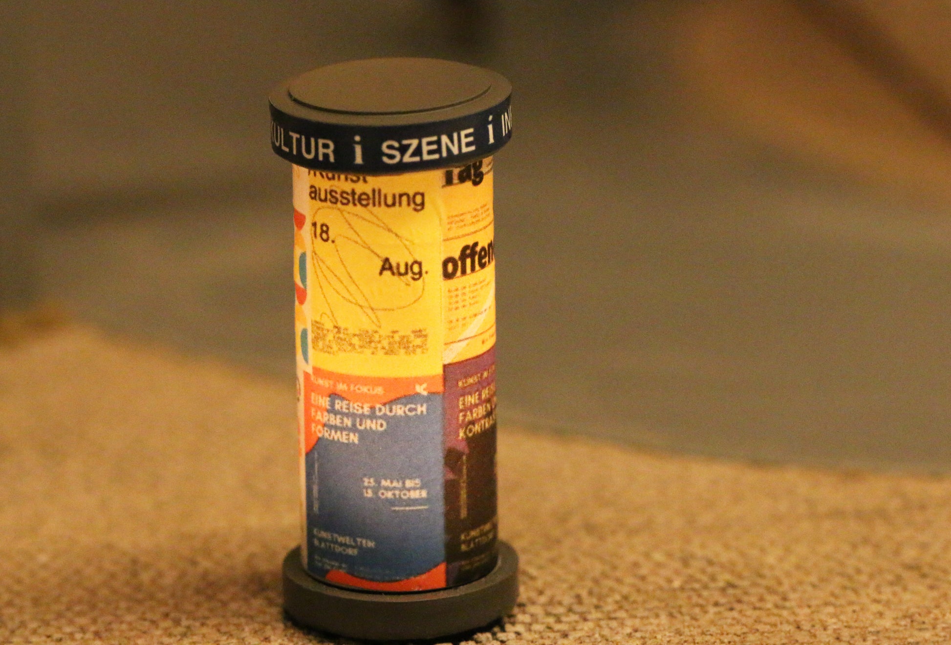 Litfasssäule mit Kunst und Kultur - Plakaten von DorrModellbau auf einer Modellbahnanlage