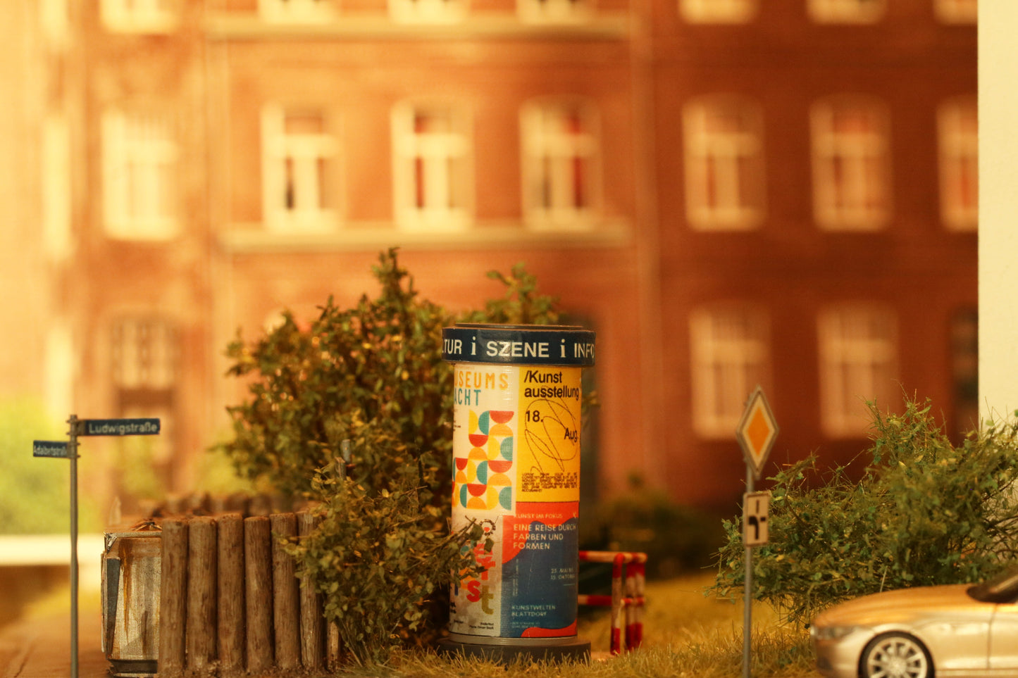 Litfaßsäule - m. Antrieb & Beleuchtung H0 (1:87) | DorrModellbau