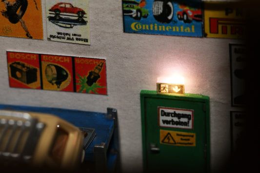 Notausgang-Schild beleuchtet von Dorr Modellbau im Maßstab H0 1:87